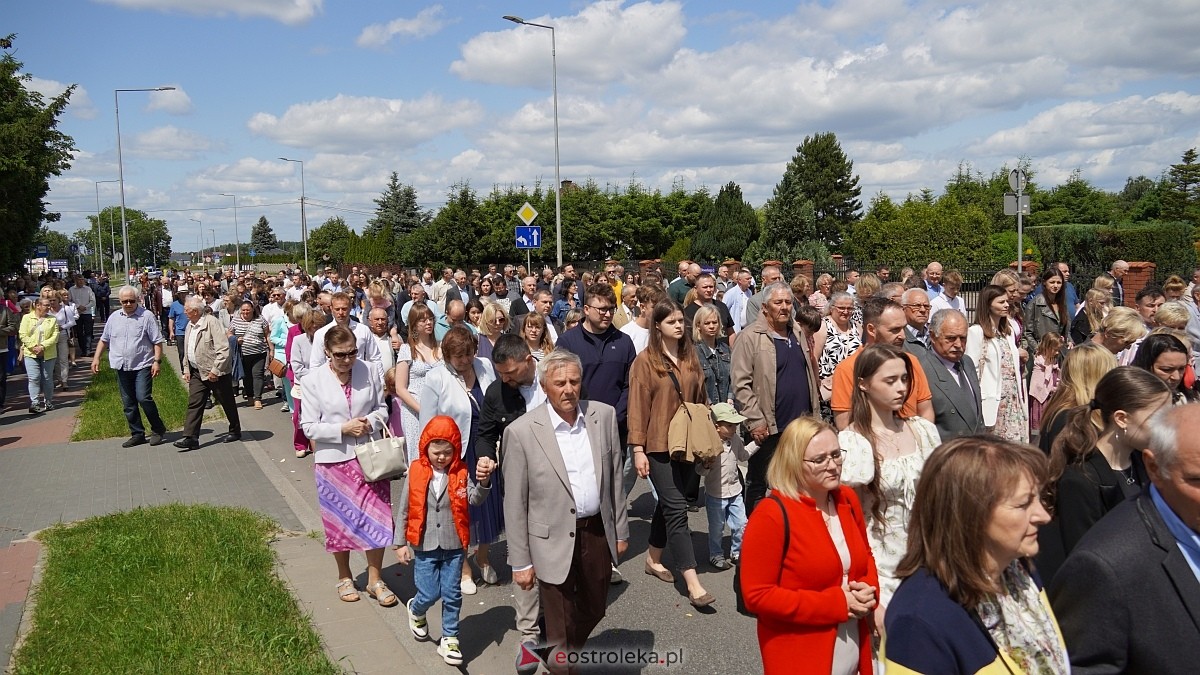 Procesja Bożego Ciała w parafii pw. NMP Królowej Rodzin [19.06.2025] - zdjęcie #20 - eOstroleka.pl