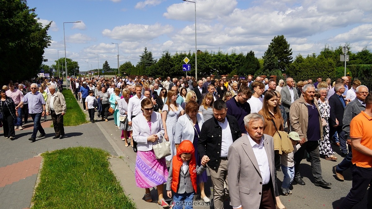 Procesja Bożego Ciała w parafii pw. NMP Królowej Rodzin [19.06.2025] - zdjęcie #18 - eOstroleka.pl