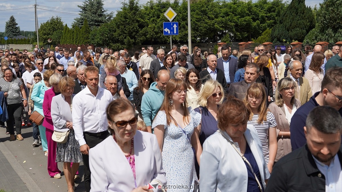 Procesja Bożego Ciała w parafii pw. NMP Królowej Rodzin [19.06.2025] - zdjęcie #17 - eOstroleka.pl