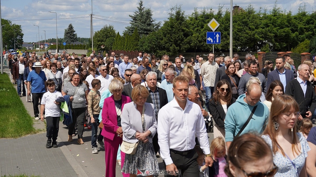 Procesja Bożego Ciała w parafii pw. NMP Królowej Rodzin [19.06.2025] - zdjęcie #15 - eOstroleka.pl