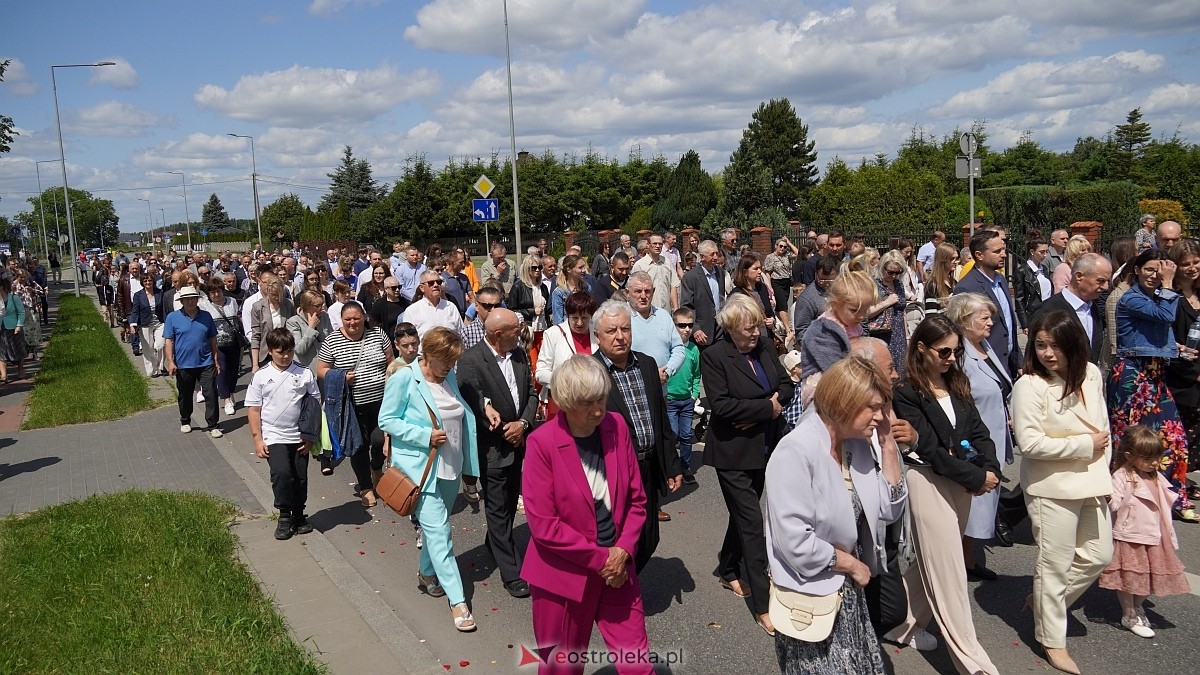 Procesja Bożego Ciała w parafii pw. NMP Królowej Rodzin [19.06.2025] - zdjęcie #12 - eOstroleka.pl