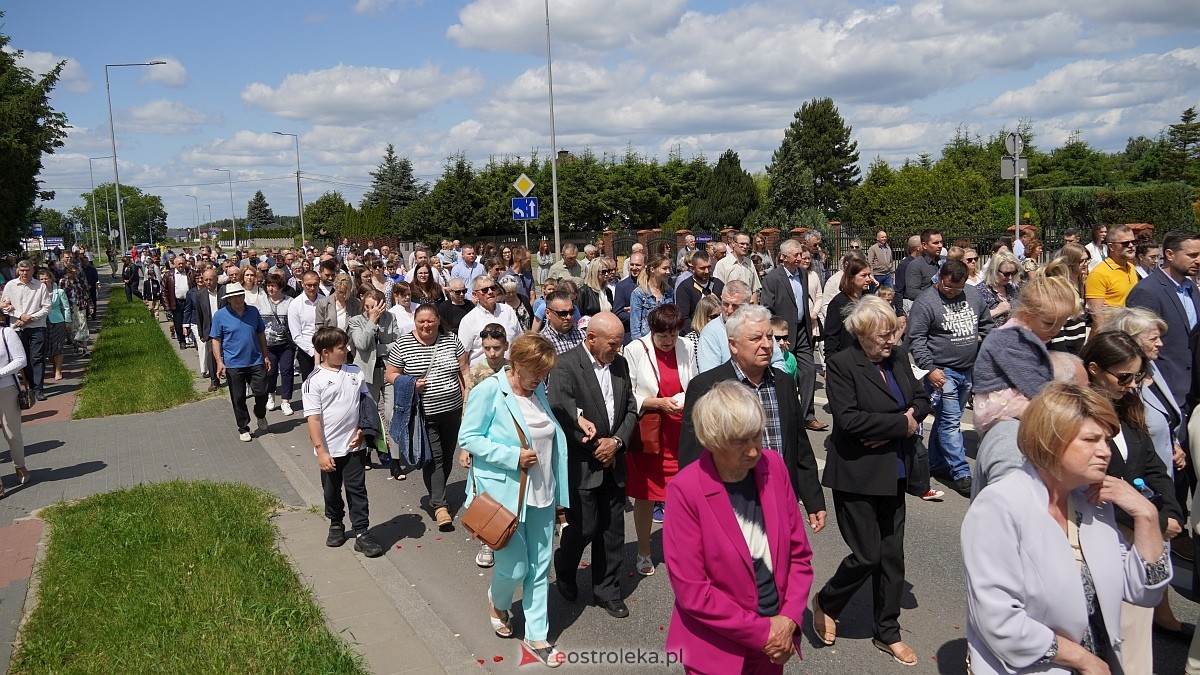 Procesja Bożego Ciała w parafii pw. NMP Królowej Rodzin [19.06.2025] - zdjęcie #11 - eOstroleka.pl