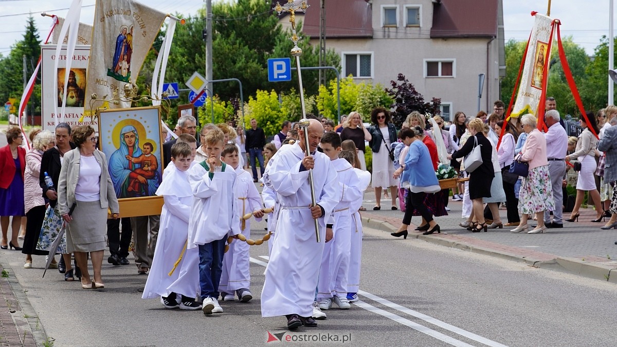 Procesja Bożego Ciała w parafii pw. NMP Królowej Rodzin [19.06.2025] - zdjęcie #4 - eOstroleka.pl