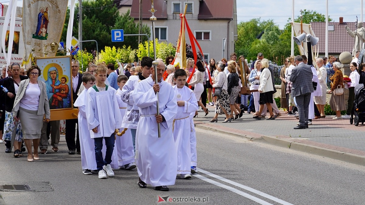 Procesja Bożego Ciała w parafii pw. NMP Królowej Rodzin [19.06.2025] - zdjęcie #2 - eOstroleka.pl