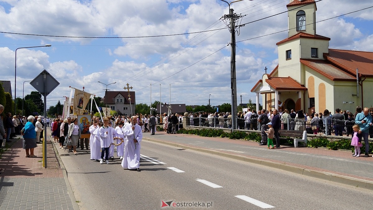 Procesja Bożego Ciała w parafii pw. NMP Królowej Rodzin [19.06.2025] - zdjęcie #1 - eOstroleka.pl