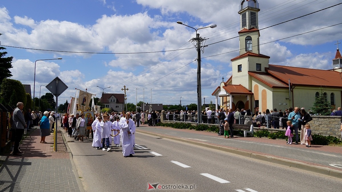 Procesja Bożego Ciała w parafii pw. NMP Królowej Rodzin [19.06.2025] - zdjęcie #126 - eOstroleka.pl