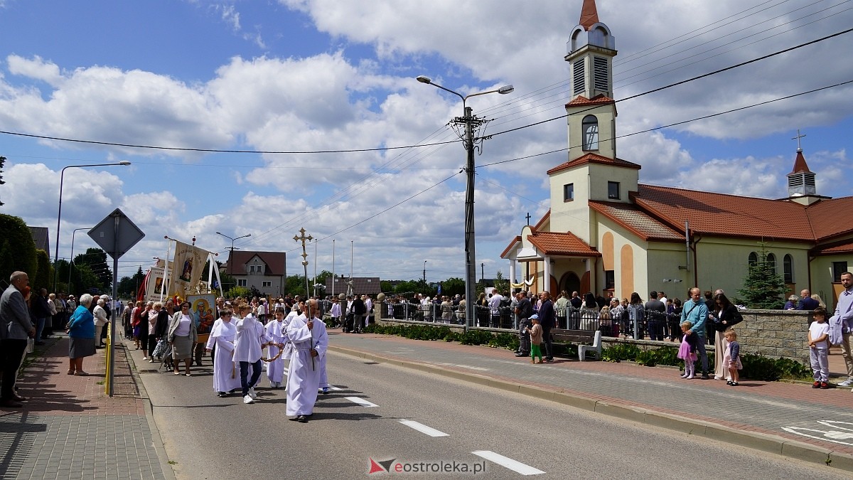 Procesja Bożego Ciała w parafii pw. NMP Królowej Rodzin [19.06.2025] - zdjęcie #123 - eOstroleka.pl