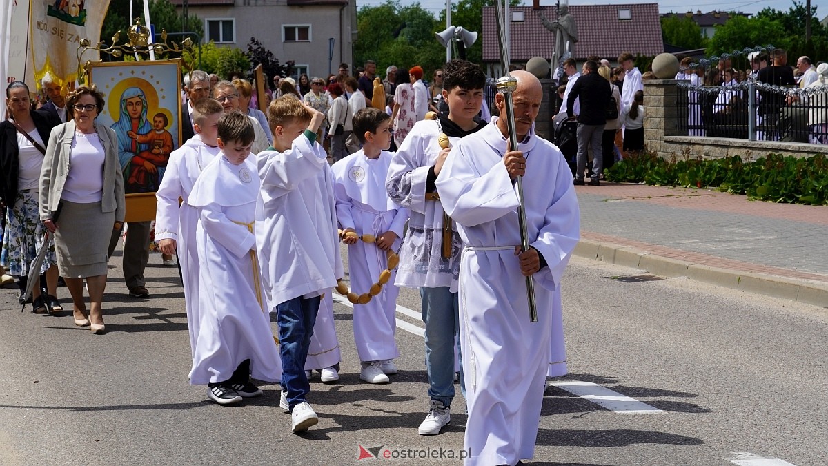 Procesja Bożego Ciała w parafii pw. NMP Królowej Rodzin [19.06.2025] - zdjęcie #120 - eOstroleka.pl