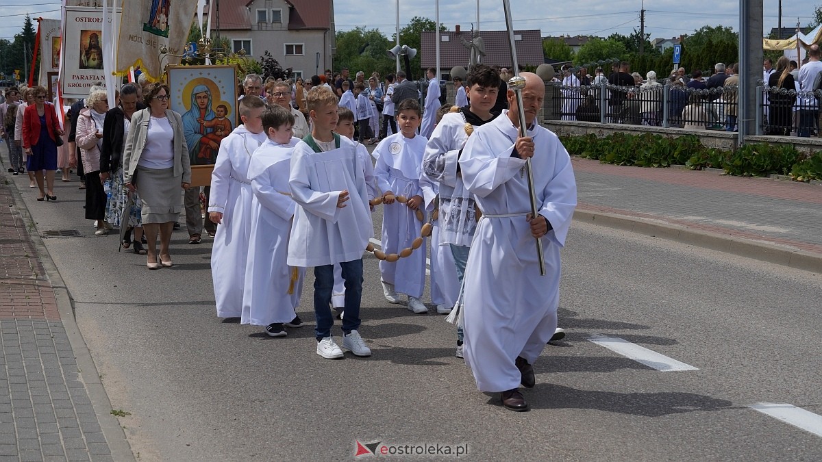 Procesja Bożego Ciała w parafii pw. NMP Królowej Rodzin [19.06.2025] - zdjęcie #117 - eOstroleka.pl
