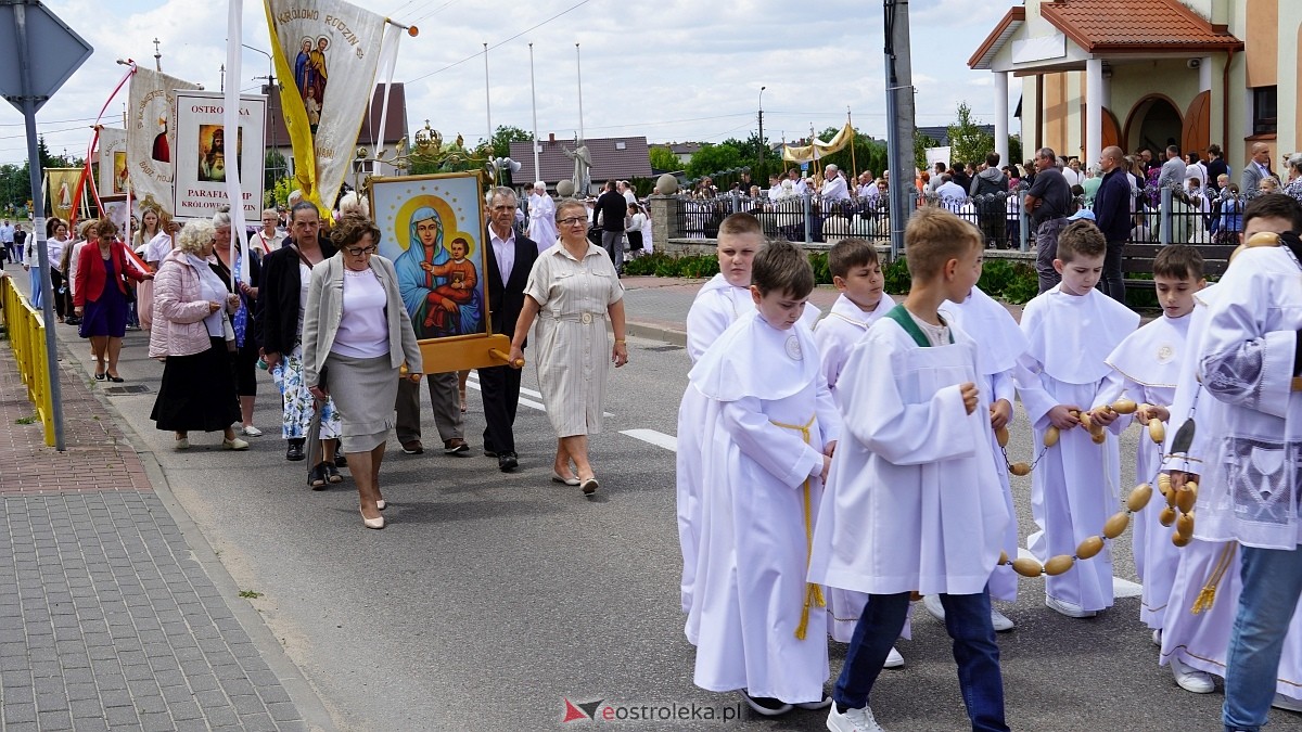 Procesja Bożego Ciała w parafii pw. NMP Królowej Rodzin [19.06.2025] - zdjęcie #111 - eOstroleka.pl