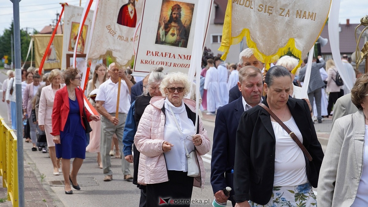 Procesja Bożego Ciała w parafii pw. NMP Królowej Rodzin [19.06.2025] - zdjęcie #105 - eOstroleka.pl