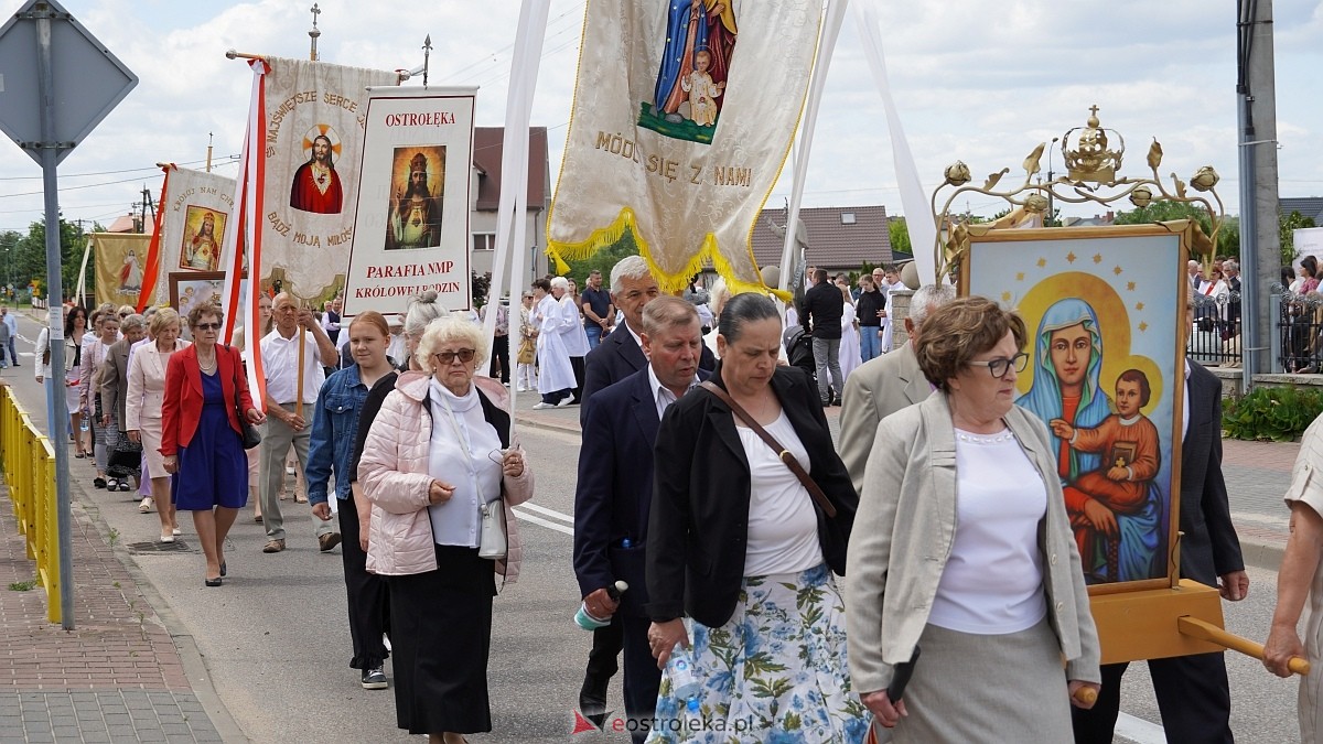 Procesja Bożego Ciała w parafii pw. NMP Królowej Rodzin [19.06.2025] - zdjęcie #102 - eOstroleka.pl