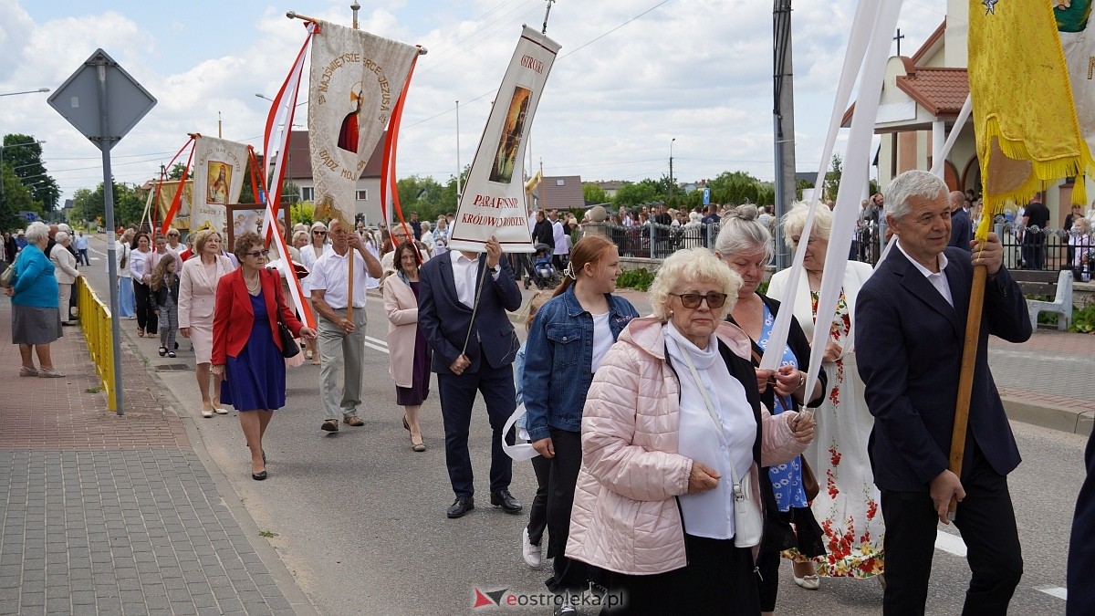 Procesja Bożego Ciała w parafii pw. NMP Królowej Rodzin [19.06.2025] - zdjęcie #96 - eOstroleka.pl