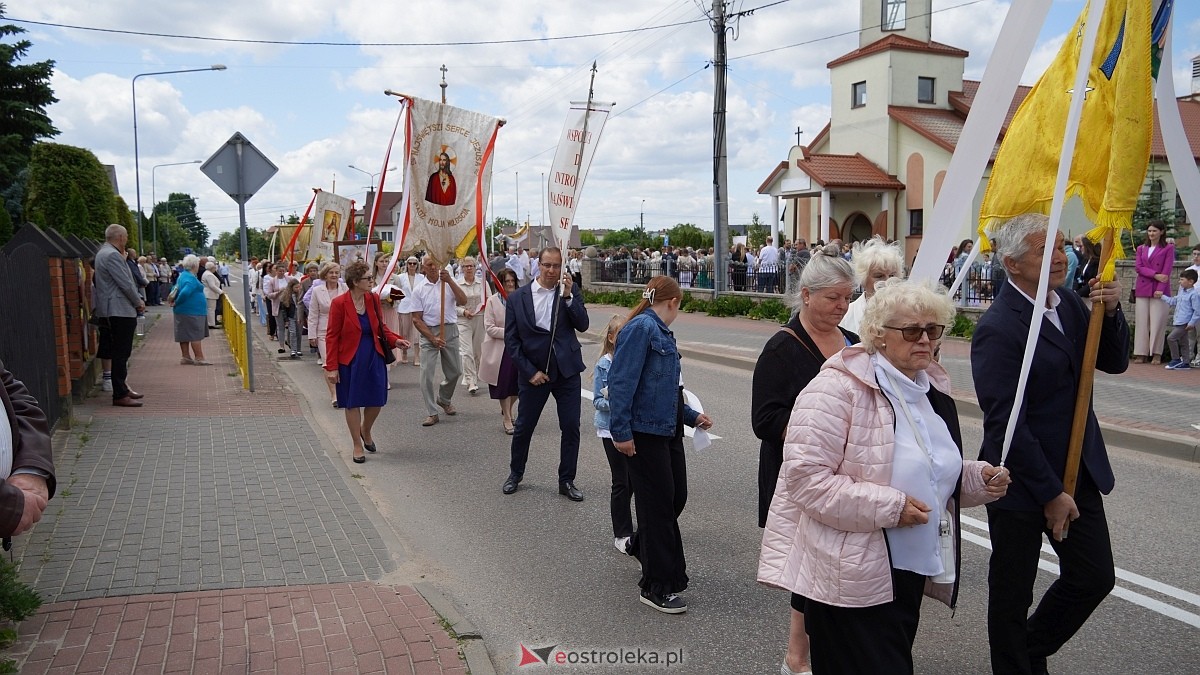 Procesja Bożego Ciała w parafii pw. NMP Królowej Rodzin [19.06.2025] - zdjęcie #93 - eOstroleka.pl