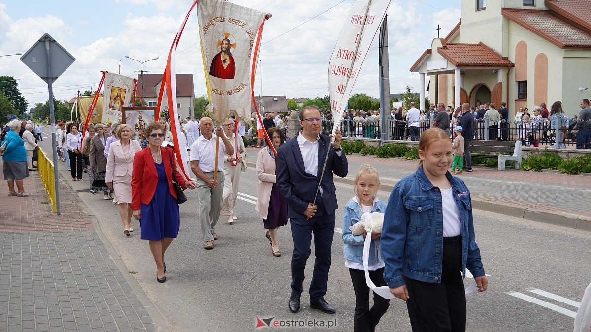 Procesja Bożego Ciała w parafii pw. NMP Królowej Rodzin [19.06.2025] - zdjęcie #90 - eOstroleka.pl