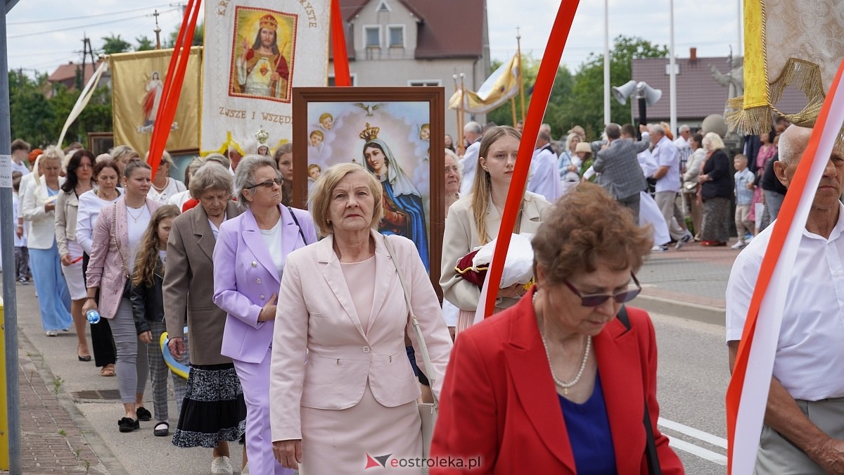 Procesja Bożego Ciała w parafii pw. NMP Królowej Rodzin [19.06.2025] - zdjęcie #84 - eOstroleka.pl