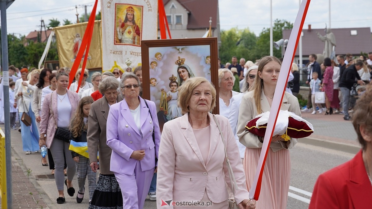 Procesja Bożego Ciała w parafii pw. NMP Królowej Rodzin [19.06.2025] - zdjęcie #81 - eOstroleka.pl