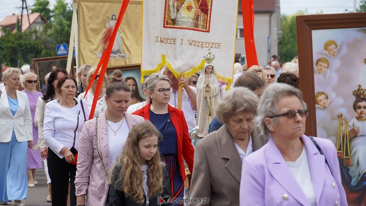 Procesja Bożego Ciała w parafii pw. NMP Królowej Rodzin [19.06.2025] - zdjęcie #75 - eOstroleka.pl