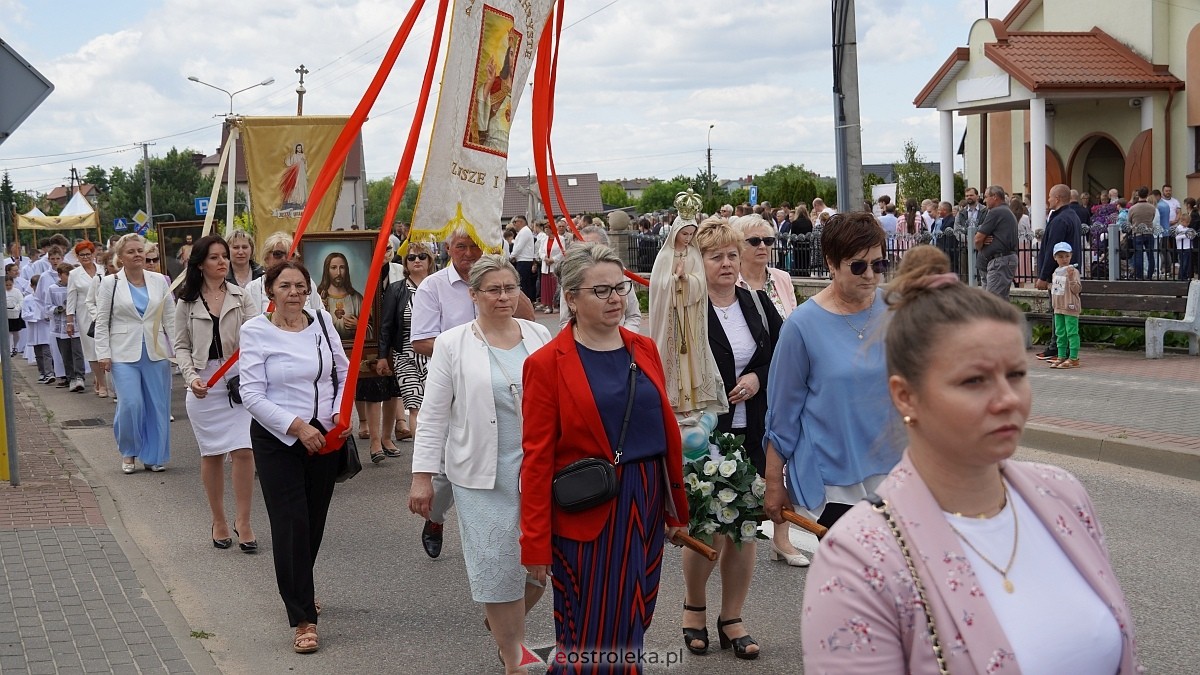 Procesja Bożego Ciała w parafii pw. NMP Królowej Rodzin [19.06.2025] - zdjęcie #63 - eOstroleka.pl
