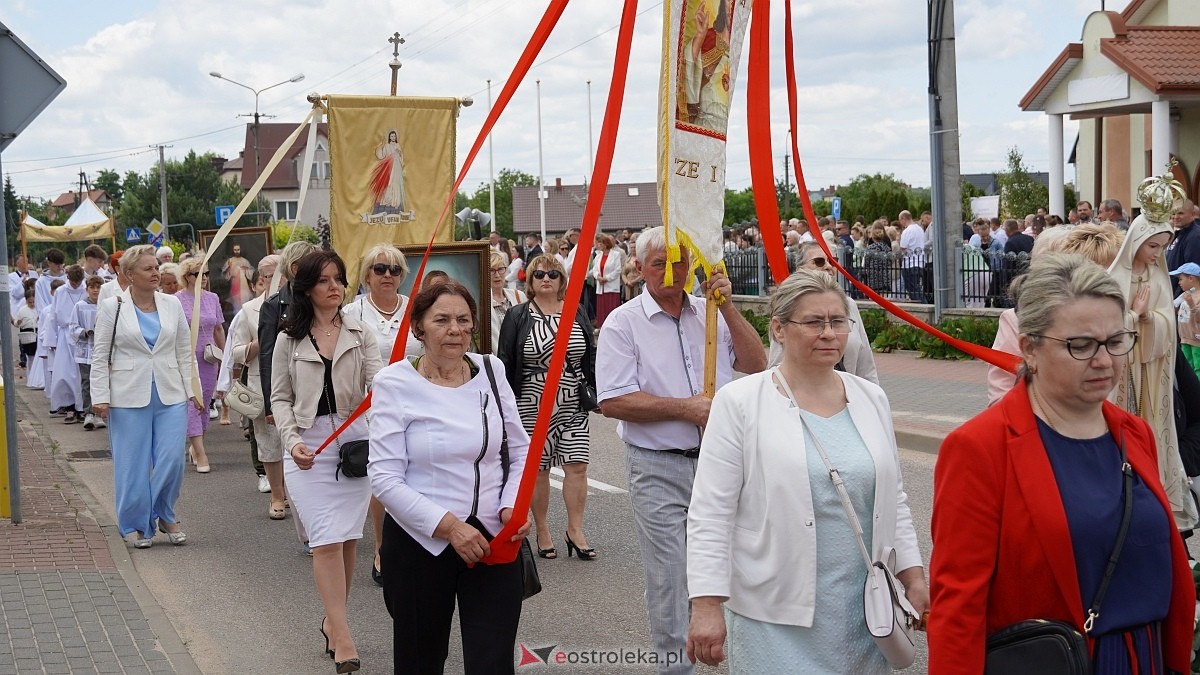 Procesja Bożego Ciała w parafii pw. NMP Królowej Rodzin [19.06.2025] - zdjęcie #60 - eOstroleka.pl