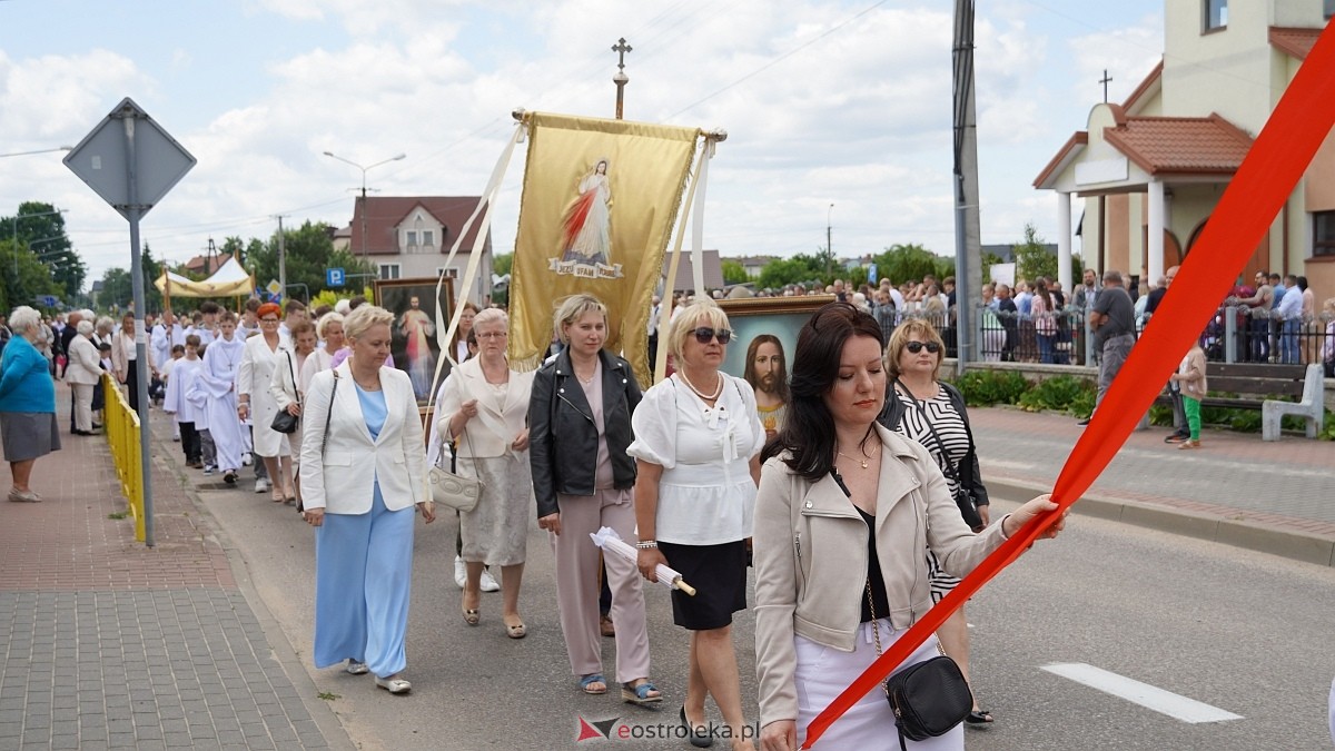 Procesja Bożego Ciała w parafii pw. NMP Królowej Rodzin [19.06.2025] - zdjęcie #54 - eOstroleka.pl