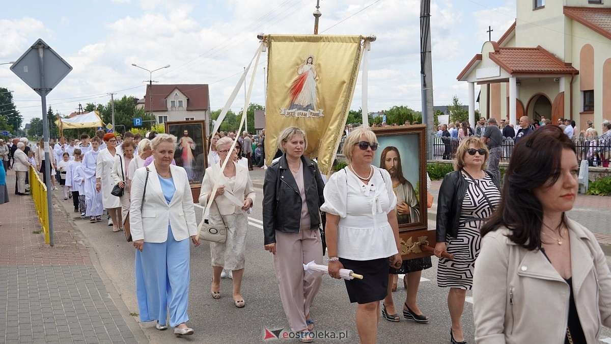 Procesja Bożego Ciała w parafii pw. NMP Królowej Rodzin [19.06.2025] - zdjęcie #51 - eOstroleka.pl
