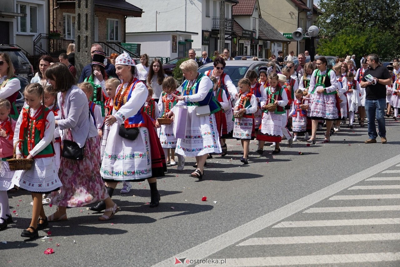 Kurpiowska procesja Bożego Ciała w Myszyńcu [19.06.2025] - zdjęcie #116 - eOstroleka.pl