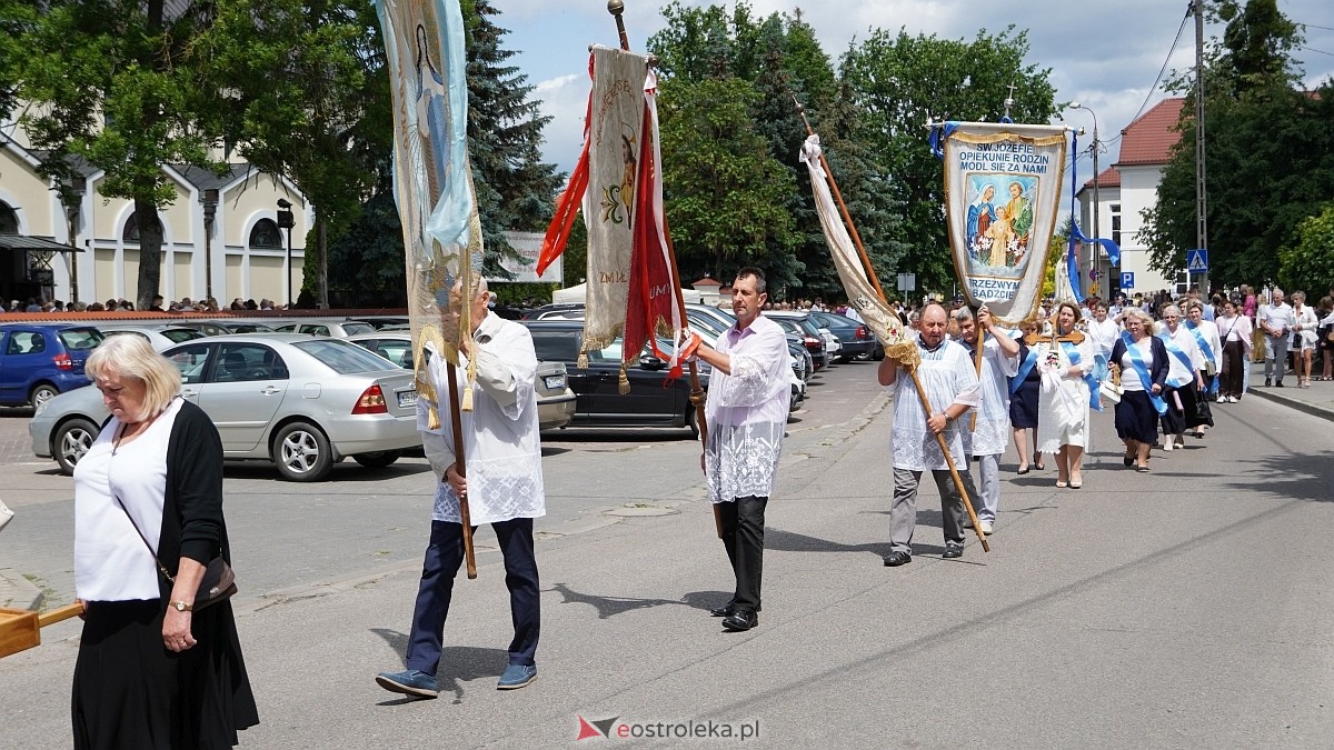 Procesja Bożego Ciała 2025 w kościele pw. Nawiedzenia NMP [19.06.2026] - zdjęcie #319 - eOstroleka.pl