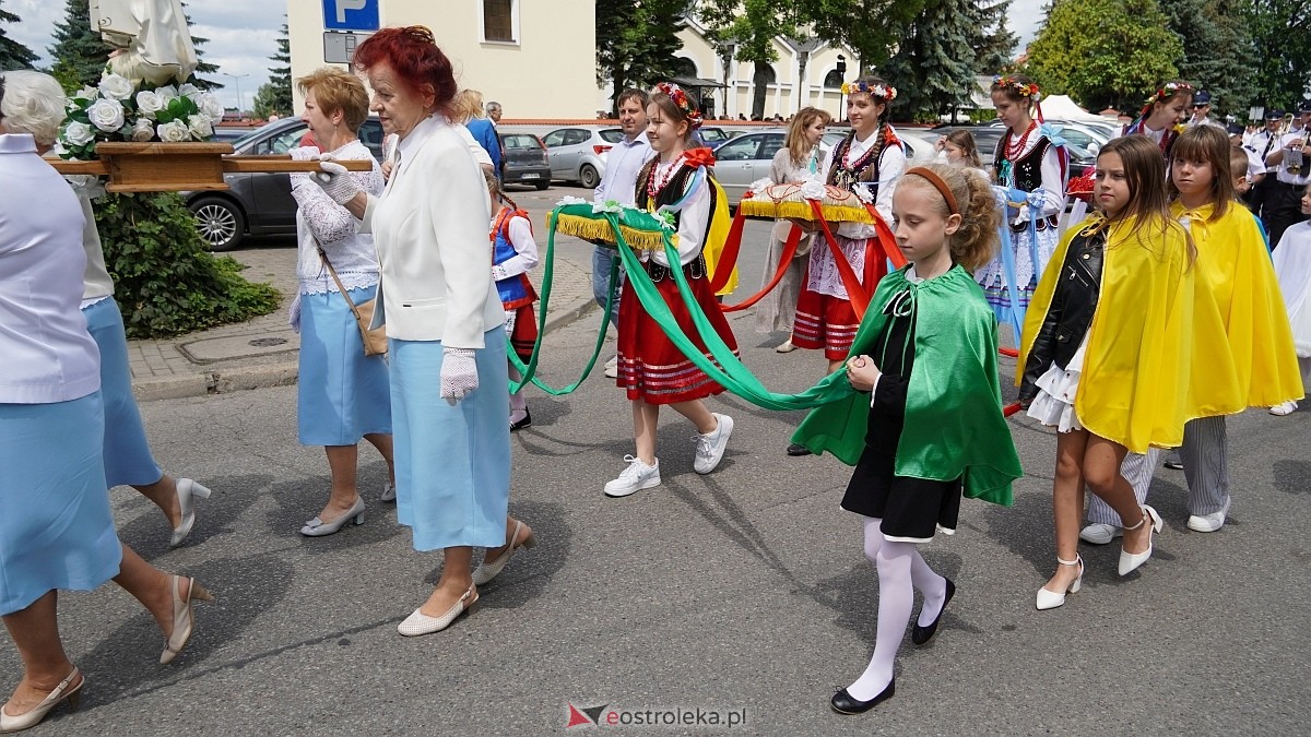Procesja Bożego Ciała 2025 w kościele pw. Nawiedzenia NMP [19.06.2026] - zdjęcie #300 - eOstroleka.pl
