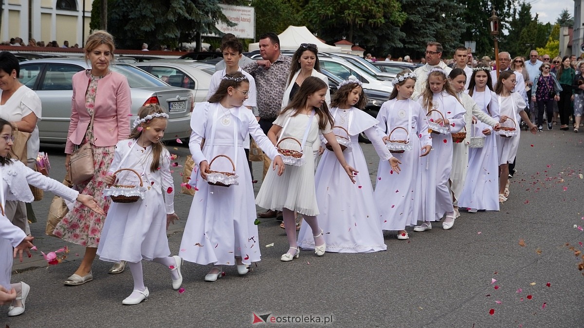 Procesja Bożego Ciała 2025 w kościele pw. Nawiedzenia NMP [19.06.2026] - zdjęcie #284 - eOstroleka.pl