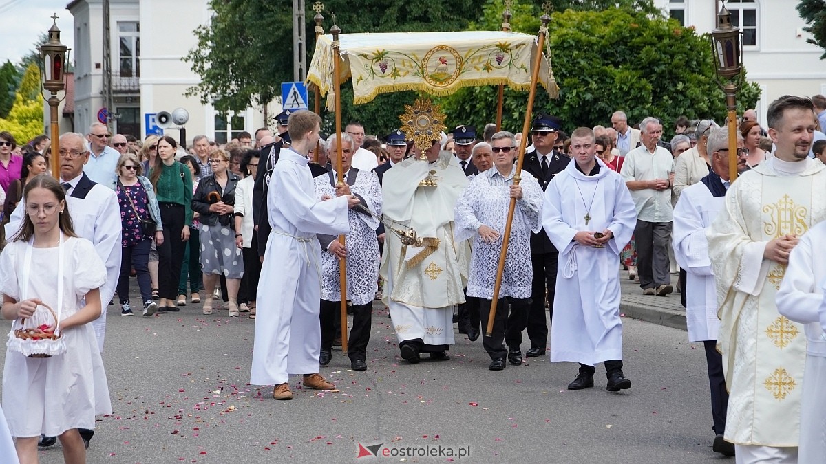 Procesja Bożego Ciała 2025 w kościele pw. Nawiedzenia NMP [19.06.2026] - zdjęcie #283 - eOstroleka.pl