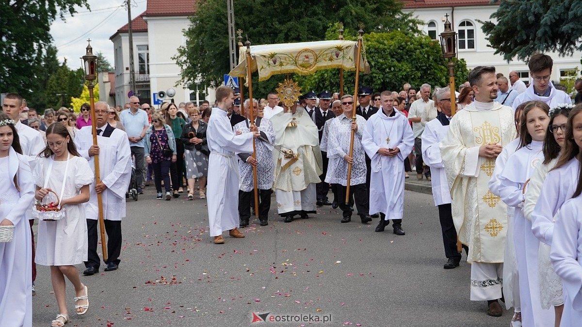 Procesja Bożego Ciała 2025 w kościele pw. Nawiedzenia NMP [19.06.2026] - zdjęcie #282 - eOstroleka.pl