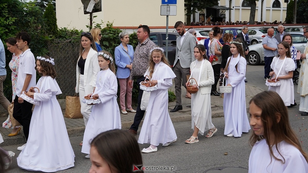 Procesja Bożego Ciała 2025 w kościele pw. Nawiedzenia NMP [19.06.2026] - zdjęcie #281 - eOstroleka.pl