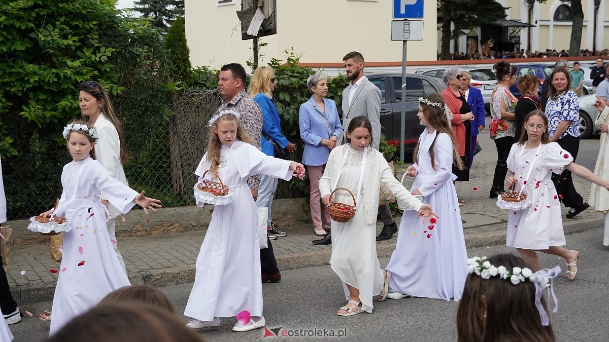 Procesja Bożego Ciała 2025 w kościele pw. Nawiedzenia NMP [19.06.2026] - zdjęcie #280 - eOstroleka.pl