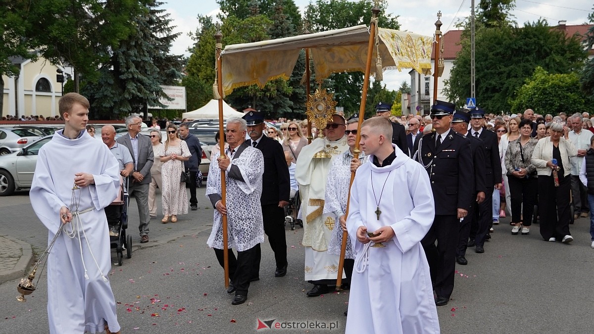 Procesja Bożego Ciała 2025 w kościele pw. Nawiedzenia NMP [19.06.2026] - zdjęcie #276 - eOstroleka.pl