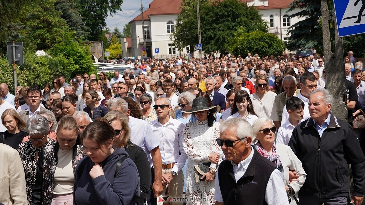 Procesja Bożego Ciała 2025 w kościele pw. Nawiedzenia NMP [19.06.2026] - zdjęcie #244 - eOstroleka.pl