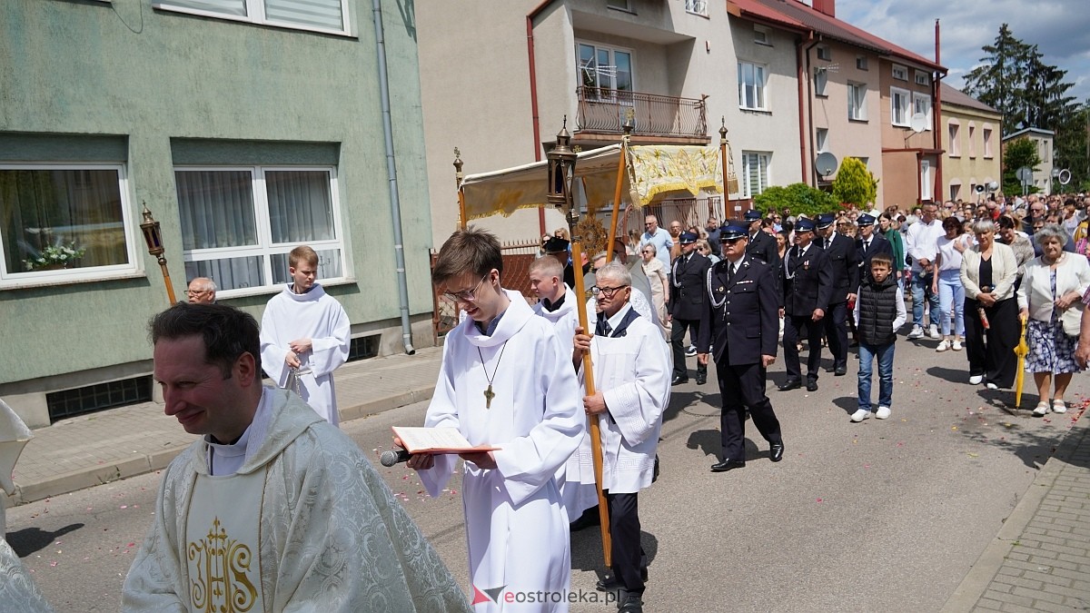 Procesja Bożego Ciała 2025 w kościele pw. Nawiedzenia NMP [19.06.2026] - zdjęcie #228 - eOstroleka.pl