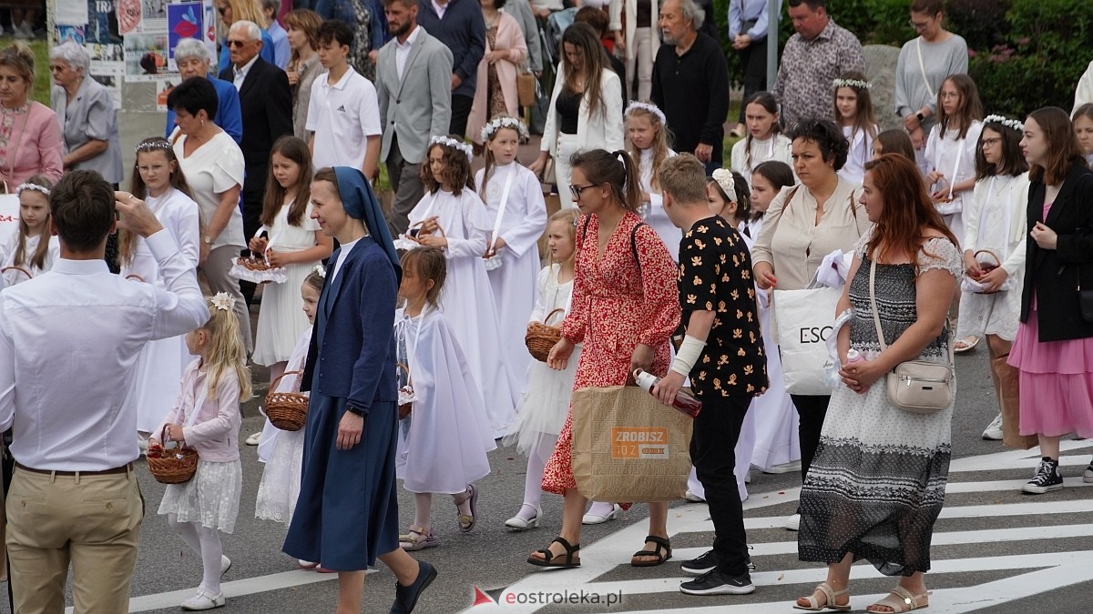 Procesja Bożego Ciała 2025 w kościele pw. Nawiedzenia NMP [19.06.2026] - zdjęcie #158 - eOstroleka.pl