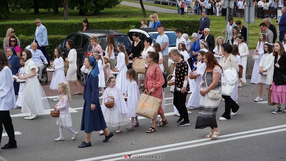 Procesja Bożego Ciała 2025 w kościele pw. Nawiedzenia NMP [19.06.2026] - zdjęcie #153 - eOstroleka.pl