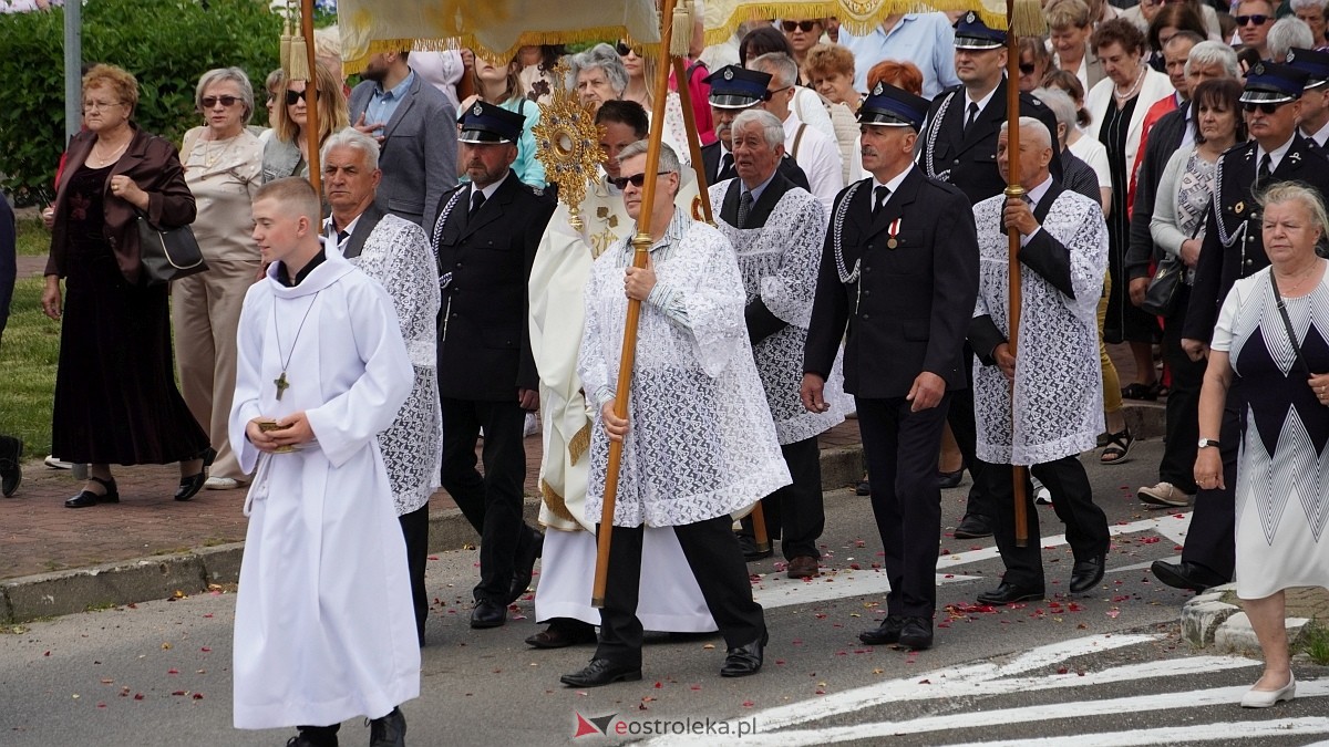 Procesja Bożego Ciała 2025 w kościele pw. Nawiedzenia NMP [19.06.2026] - zdjęcie #151 - eOstroleka.pl