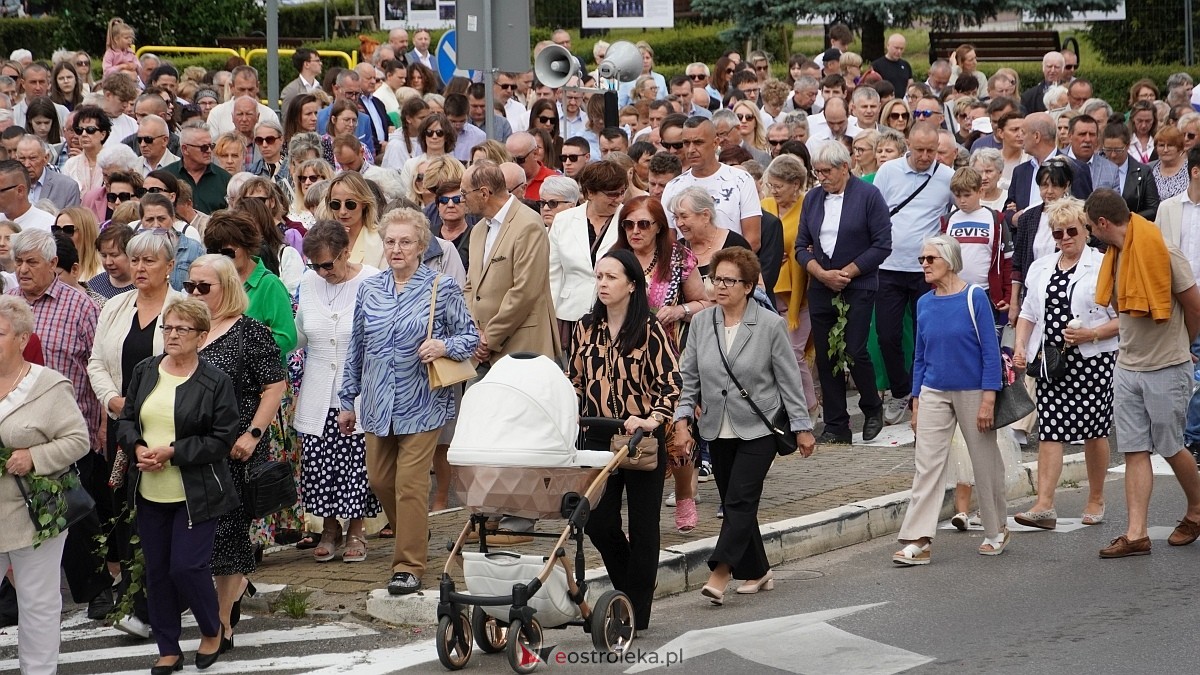 Procesja Bożego Ciała 2025 w kościele pw. Nawiedzenia NMP [19.06.2026] - zdjęcie #149 - eOstroleka.pl