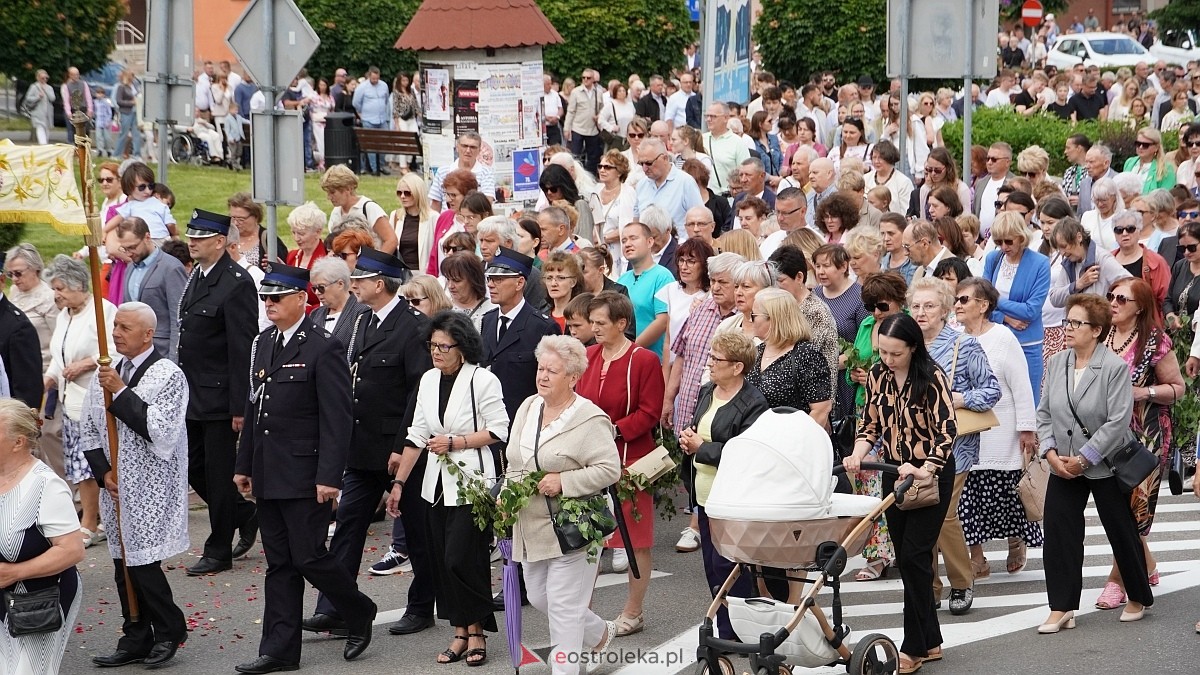 Procesja Bożego Ciała 2025 w kościele pw. Nawiedzenia NMP [19.06.2026] - zdjęcie #141 - eOstroleka.pl