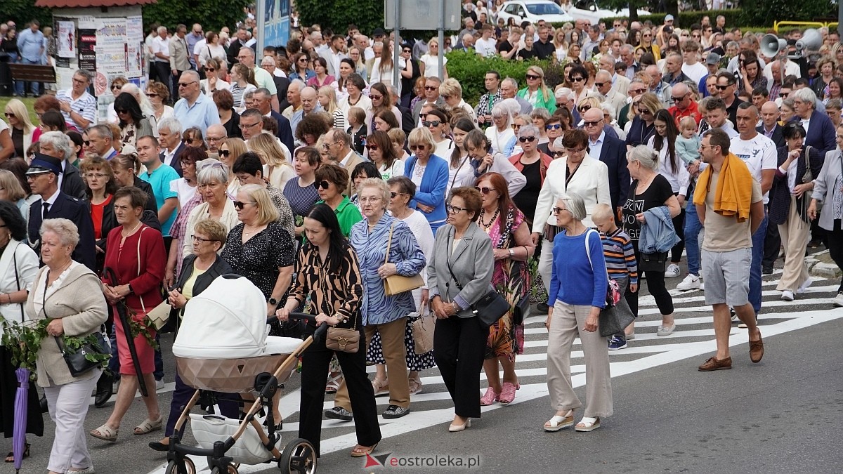 Procesja Bożego Ciała 2025 w kościele pw. Nawiedzenia NMP [19.06.2026] - zdjęcie #140 - eOstroleka.pl