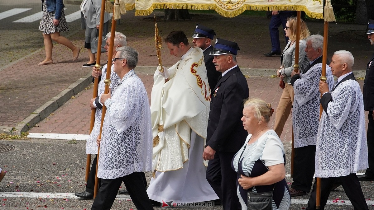 Procesja Bożego Ciała 2025 w kościele pw. Nawiedzenia NMP [19.06.2026] - zdjęcie #130 - eOstroleka.pl
