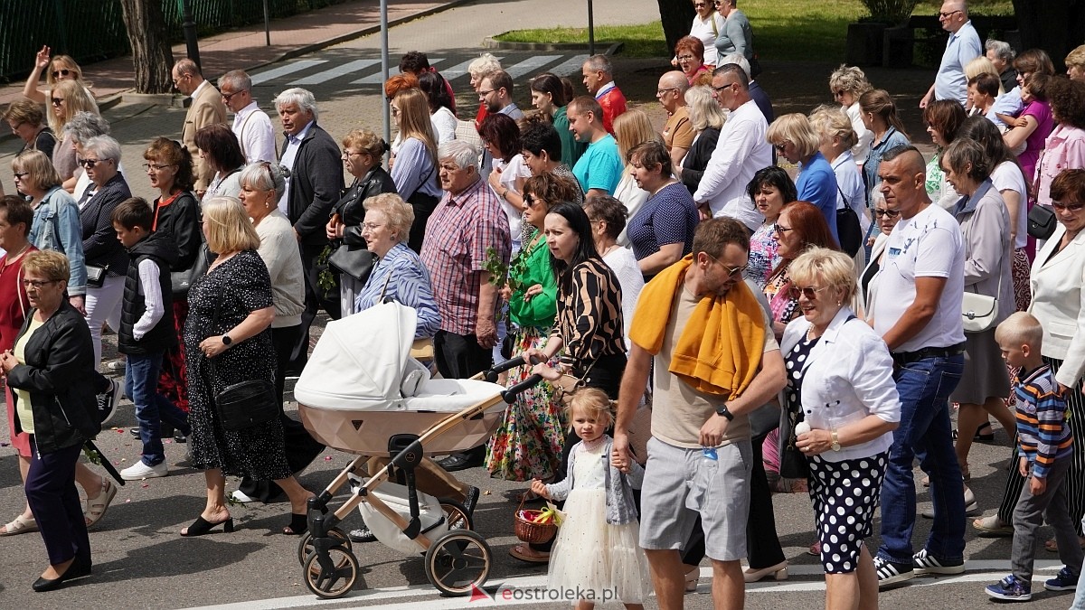 Procesja Bożego Ciała 2025 w kościele pw. Nawiedzenia NMP [19.06.2026] - zdjęcie #124 - eOstroleka.pl