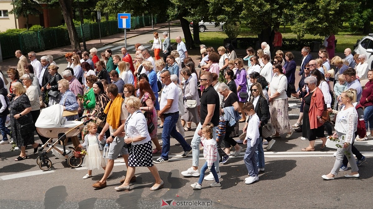 Procesja Bożego Ciała 2025 w kościele pw. Nawiedzenia NMP [19.06.2026] - zdjęcie #122 - eOstroleka.pl