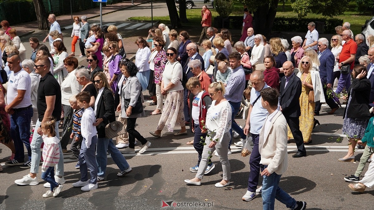 Procesja Bożego Ciała 2025 w kościele pw. Nawiedzenia NMP [19.06.2026] - zdjęcie #118 - eOstroleka.pl