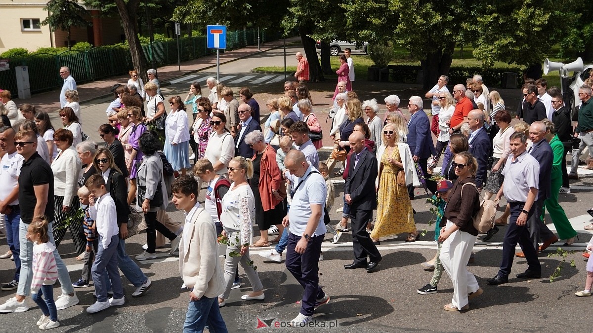 Procesja Bożego Ciała 2025 w kościele pw. Nawiedzenia NMP [19.06.2026] - zdjęcie #116 - eOstroleka.pl