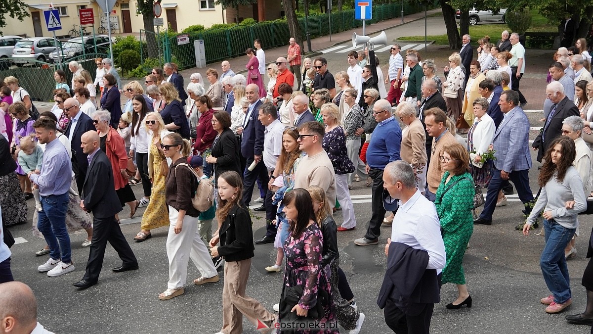 Procesja Bożego Ciała 2025 w kościele pw. Nawiedzenia NMP [19.06.2026] - zdjęcie #111 - eOstroleka.pl