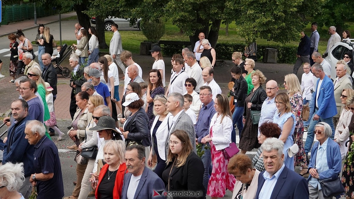 Procesja Bożego Ciała 2025 w kościele pw. Nawiedzenia NMP [19.06.2026] - zdjęcie #100 - eOstroleka.pl